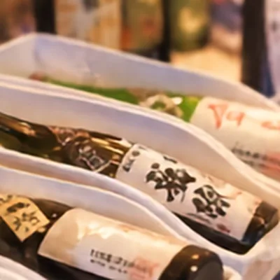 白いトレーに並べられた日本酒の一升瓶