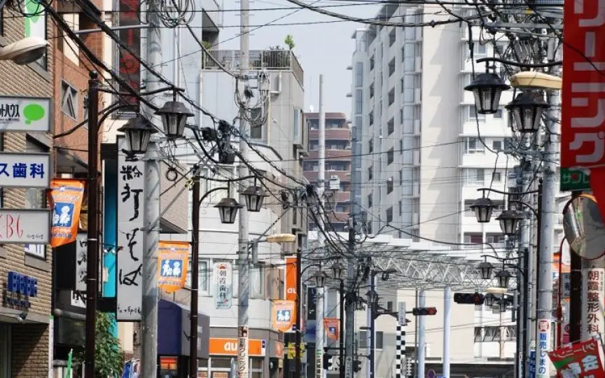 街路灯と店の看板が並ぶ朝霞駅前商店街の通り