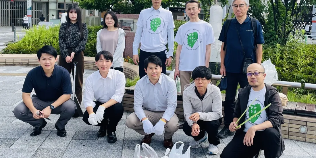 朝霞駅前でクリーン活動を行った参加者の集合写真